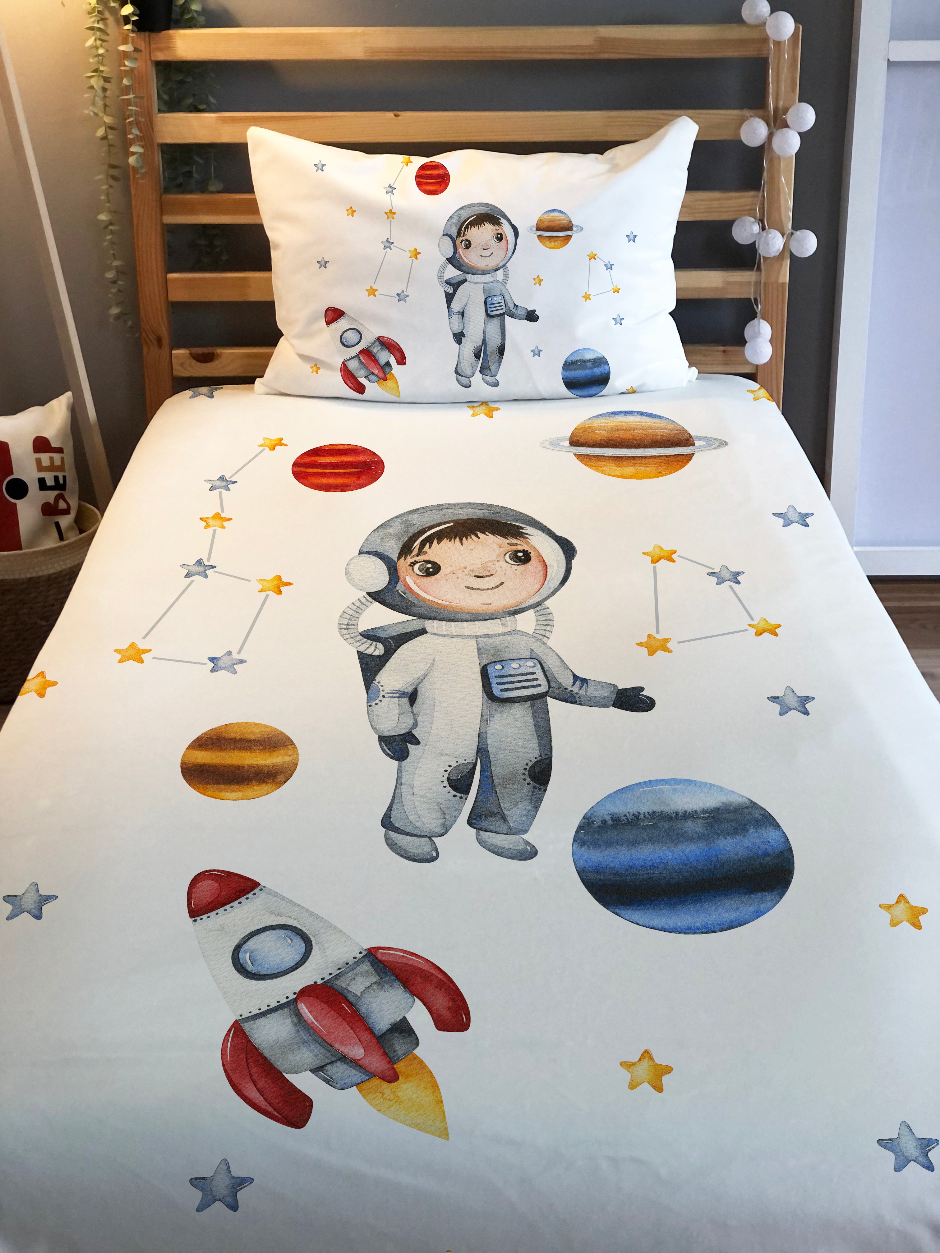 Evmila Sevimli Astronot Desenli Dekoratif Yatak Örtüsü