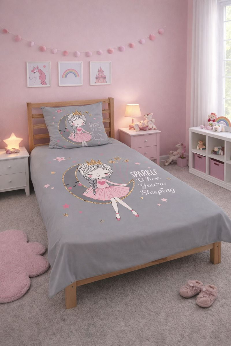 Evmila Ayda Oturan Prenses Desenli Dekoratif Yatak Örtüsü