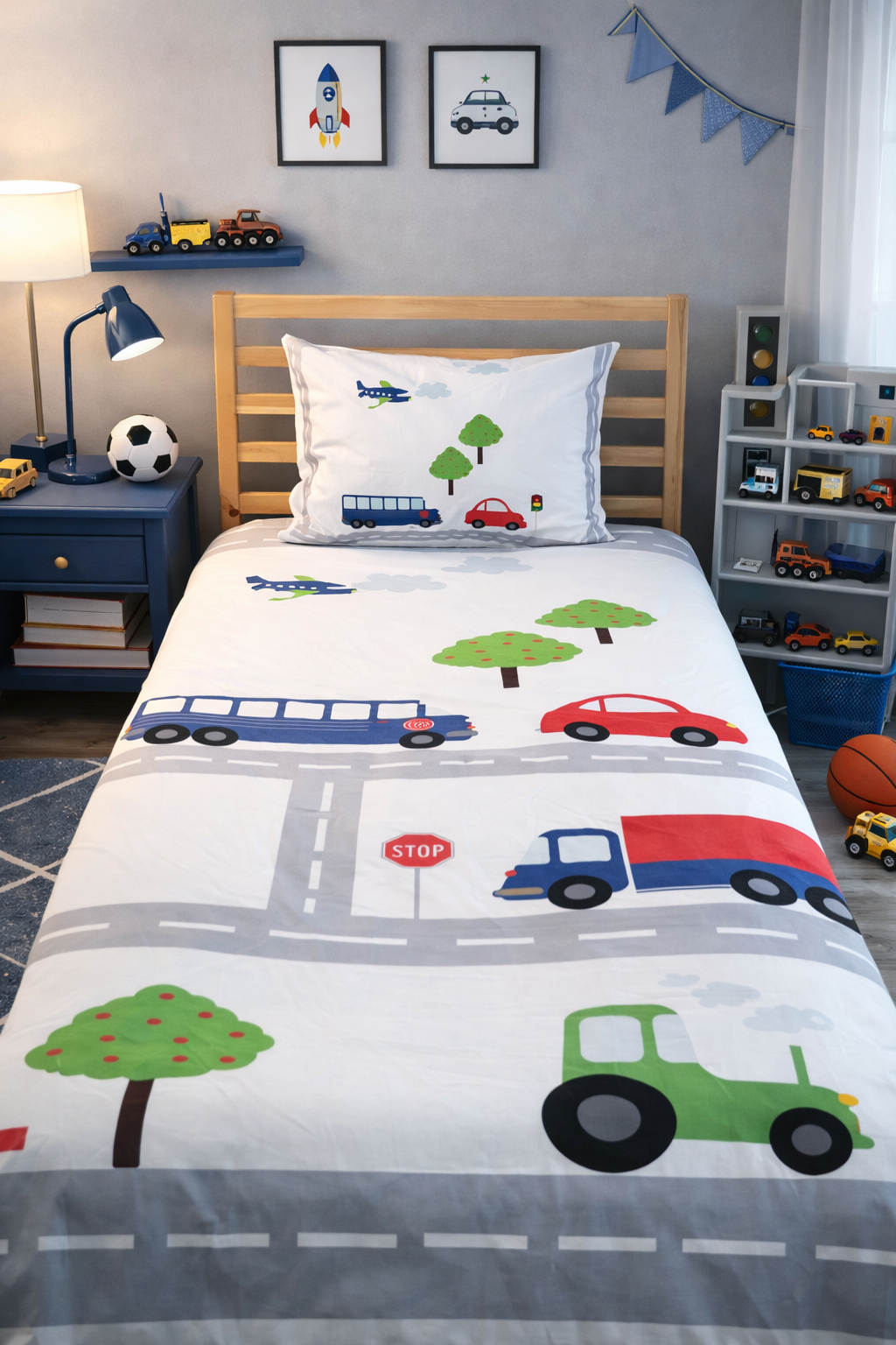 Evmila Arabalar ve Yol Desenli Dekoratif Yatak Örtüsü