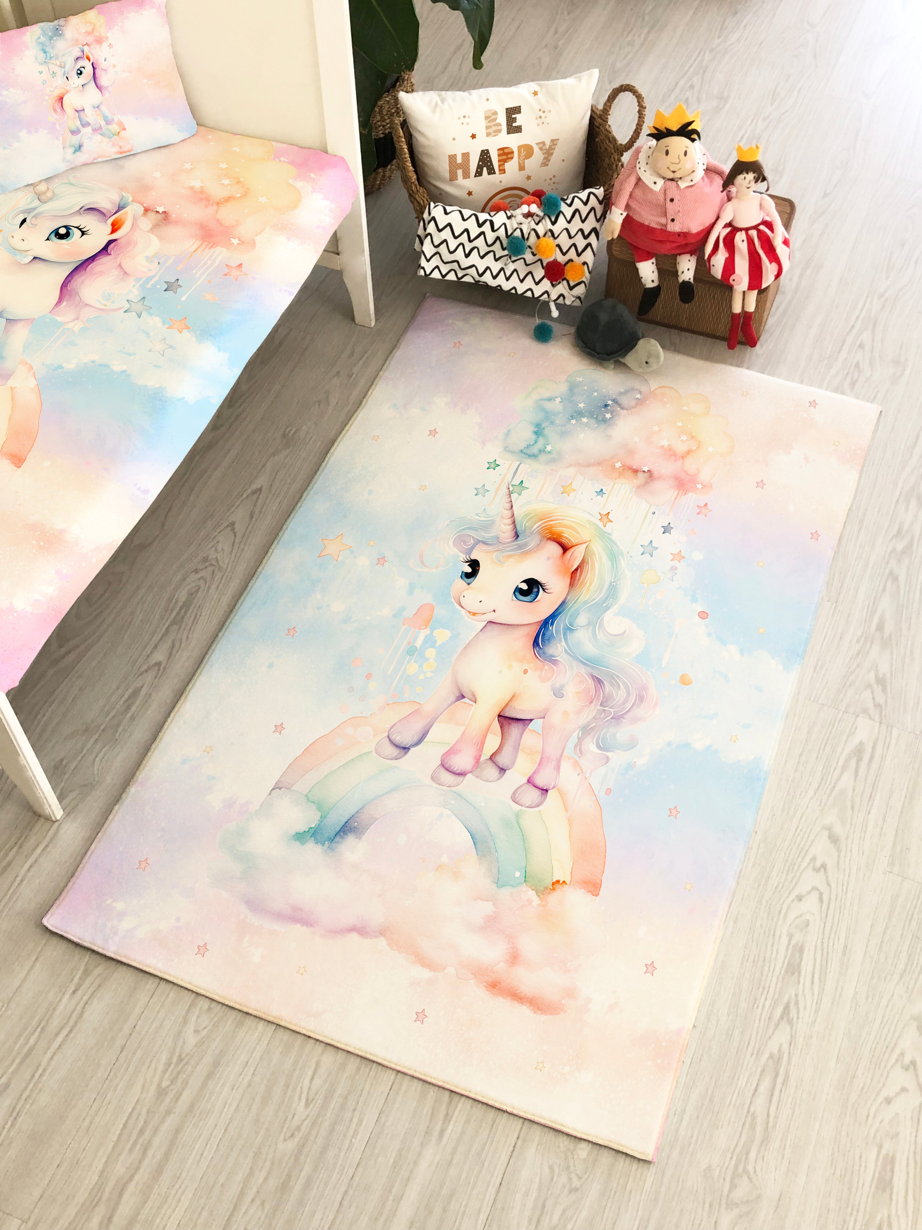 Evmila Gökkuşağı Üzerinde Unicorn Desenli Çocuk Halısı