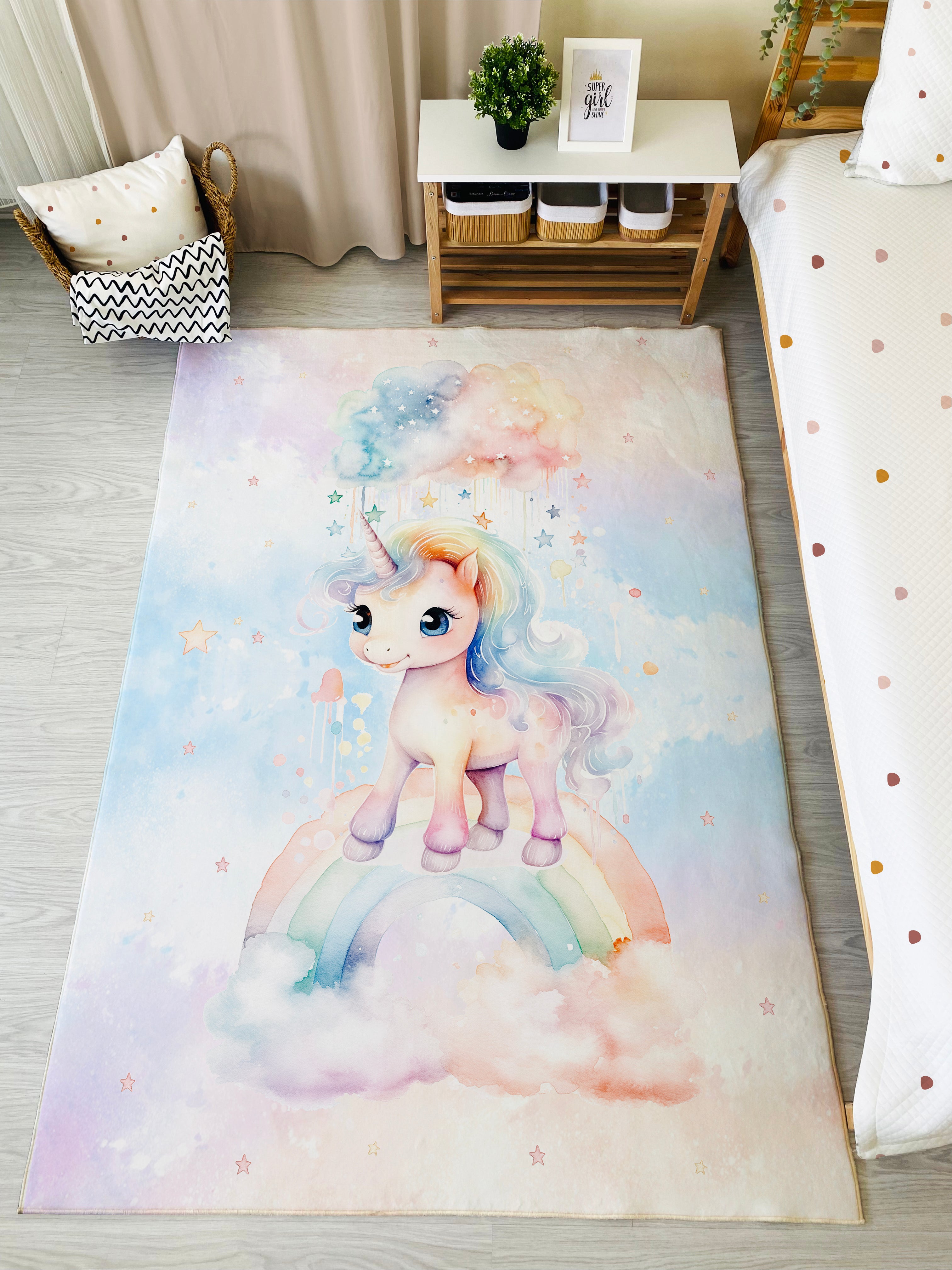 Evmila Gökkuşağı Üzerinde Unicorn Desenli Çocuk Halısı
